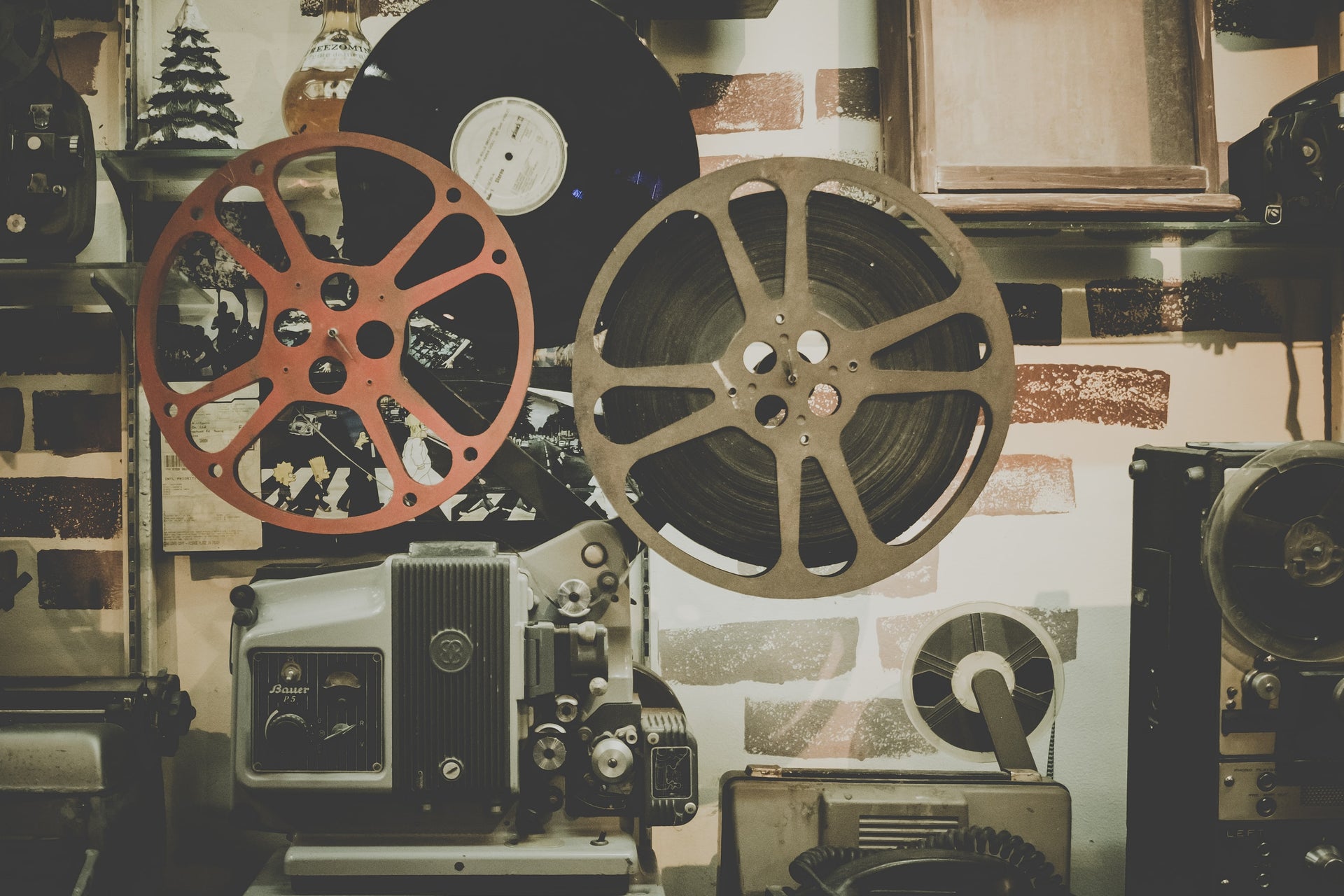 A Deep Understanding: Which Projectors Do Movie Theatres Use?