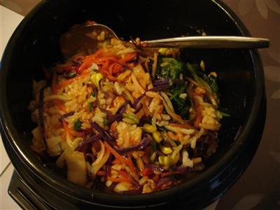 石鍋拌飯?jiān)趺醋龊贸杂趾唵? style=