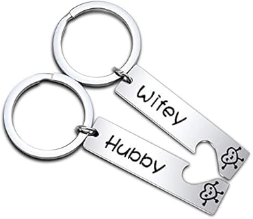 Stainless Steel MAOFAED Couple Heart-Shaped Keychain Set for Husband and Wife with Engraved 'Hubby' and 'Wifey', Ideal Wedding Gift for Newlyweds