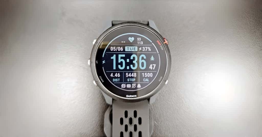 Los relojes Garmin muestran esferas personalizadas que incluyen datos de actividad, distancia, calorías y frecuencia cardíaca, junto con consejos sobre la optimización y personalización del dispositivo