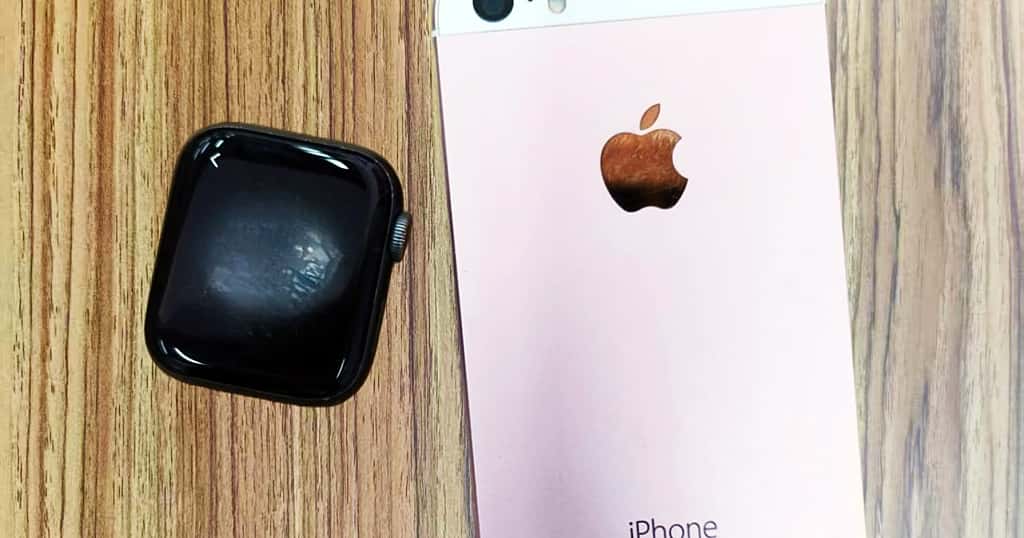 iPhone SE és Apple Watch kompatibilitás, iPhone SE és Apple Watch egymás mellé helyezve
