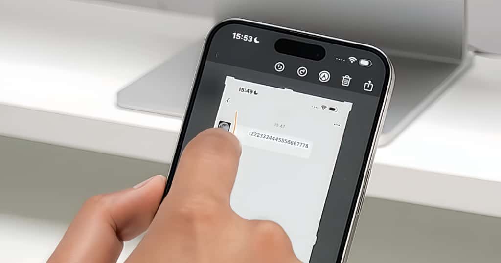 Seseorang memegang iPhone dan mengambil tangkapan layar dari antarmuka obrolan, mendemonstrasikan langkah-langkah dasar mengambil tangkapan layar pada iPhone.jpg