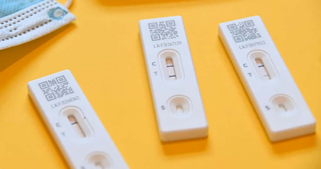 Drei Schwangerschaftstests nebeneinander mit unterschiedlich sichtbaren Linien