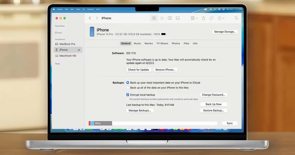 El ordenador Mac muestra una ventana del Finder, el iPhone conectado y opciones como Restaurar copia de seguridad, que indican cómo restaurar los datos del iPhone a través de iTunes o el Finder