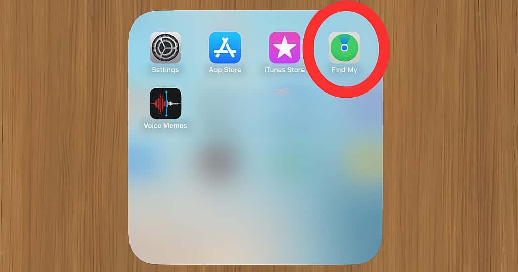 Layar menampilkan aplikasi Temukan Saya, disorot dengan lingkaran merah, yang menunjukkan bahwa aplikasi tersebut dapat melacak lokasi Anda bahkan saat perangkat sedang offline