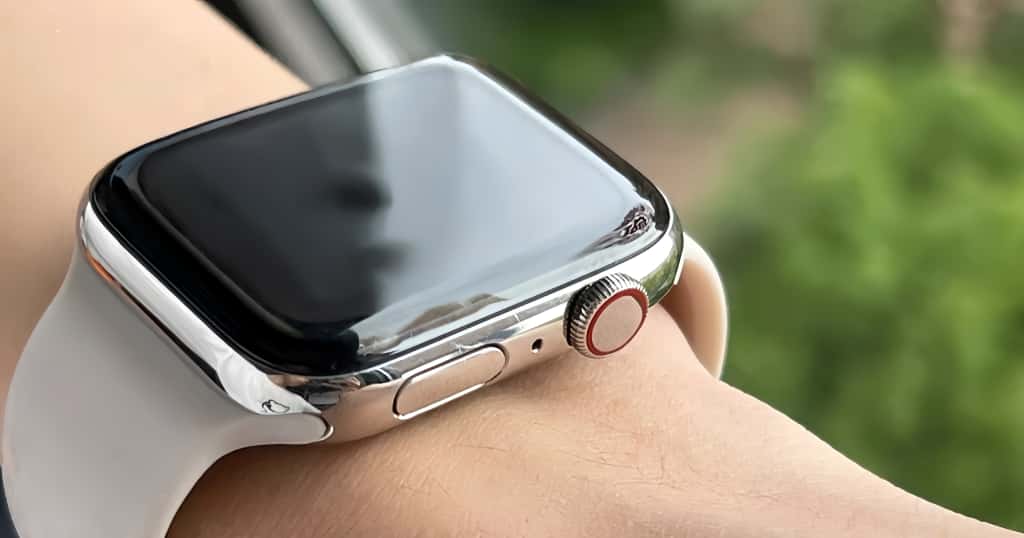 このデモでは、Apple Watchを手首に装着した様子が映し出されており、側面の輪郭と画面の質感がはっきりと確認できます。これにより、Apple Watchの画面素材について理解を深めることができます