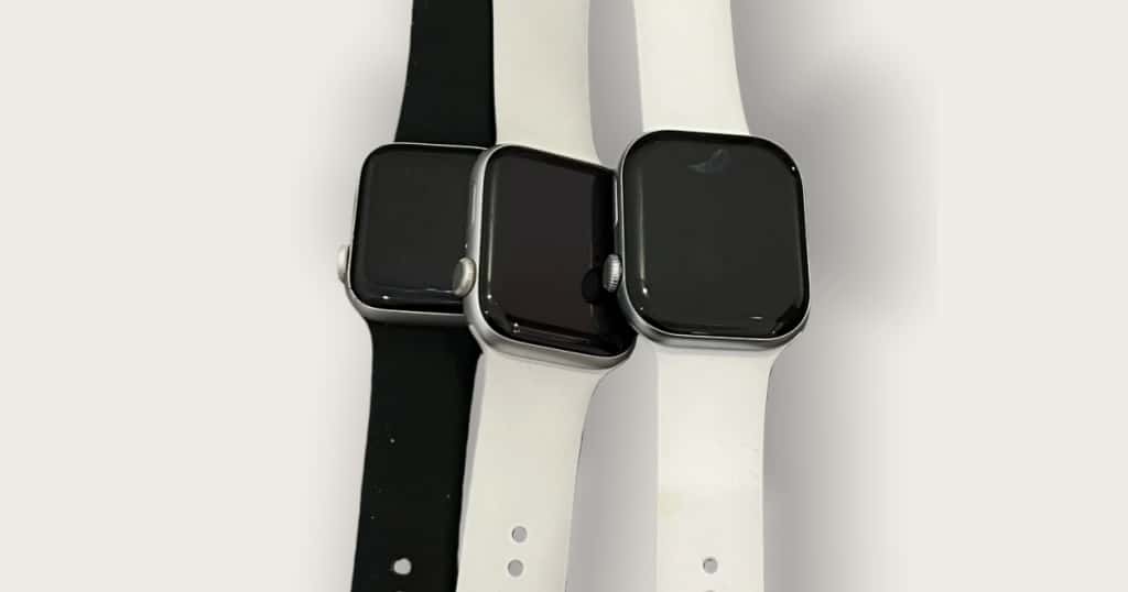 Három különböző méretű Apple Watch egymás mellett, fekete és fehér sportszíjjal a méretbeli különbségek és a 44 mm-es Apple Watch szíj kompatibilitásának bemutatására