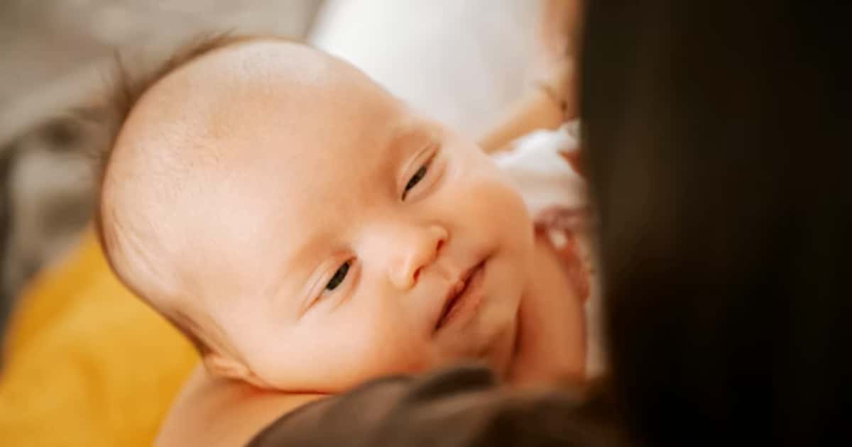 Mutter hält ihr Baby im Arm und fragt sich, wie es sich entwickeln wird