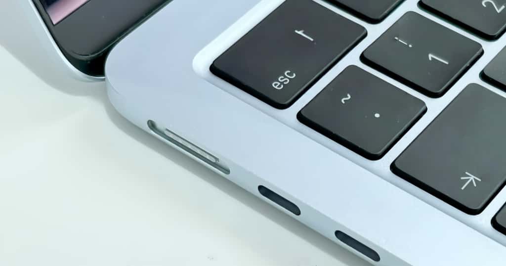 La demostración muestra los puertos disponibles del Mac, incluidos HDMI y USB-C, para conectar el Mac a un televisor mediante un cable de datos