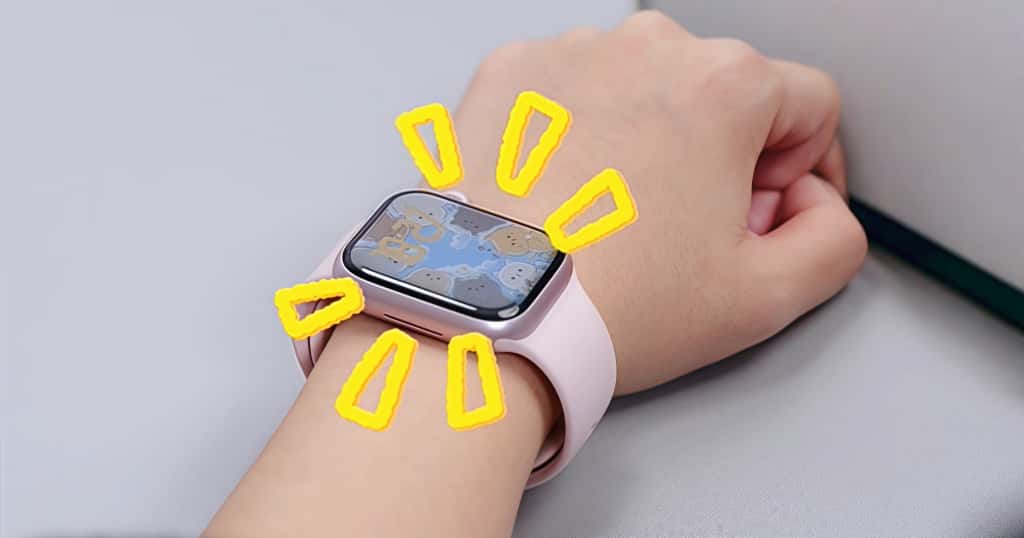 腕に着けたApple Watchが通知を受けている様子。通知機能で仕事効率を高める方法を紹介する記事用のイメージ画像