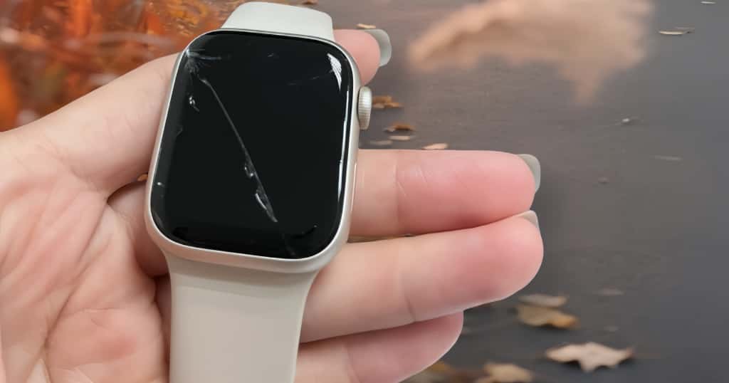 Sérült Apple Watch kijelző kézben tartva – repedt üveg, amely ütés vagy leejtés következtében megsérült