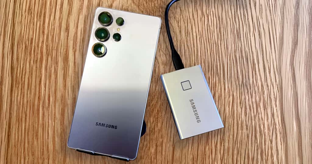 Desain elegan Samsung memamerkan kapasitas baterainya yang besar untuk mendukung aktivitas harian jangka panjang