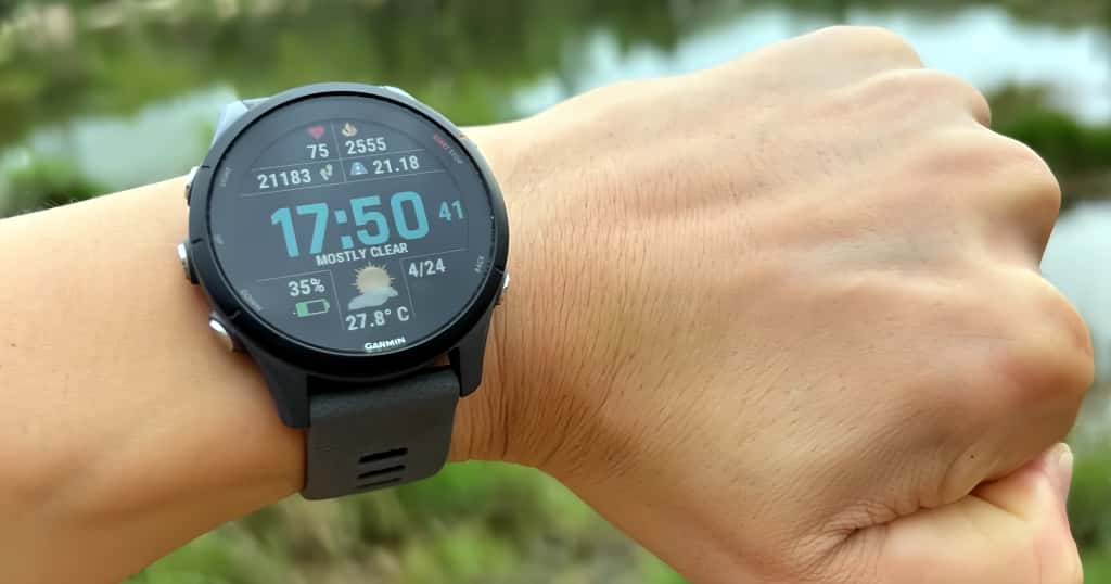 Colócate el reloj Garmin en la muñeca, muestra una esfera personalizada y comienza a configurar tu dispositivo Garmin