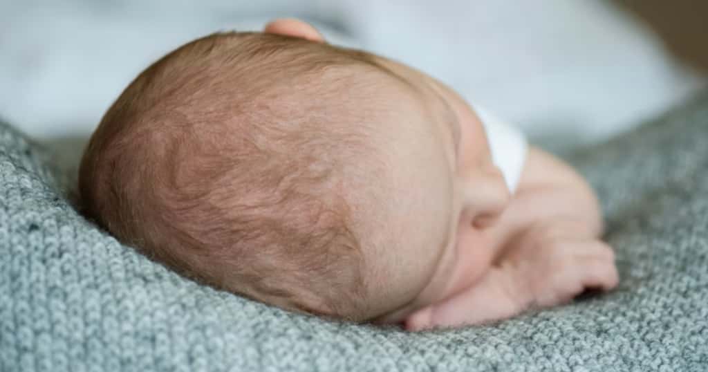 Baby in natürlichem Licht, Haare wirken weich und verändern sich mit der Zeit