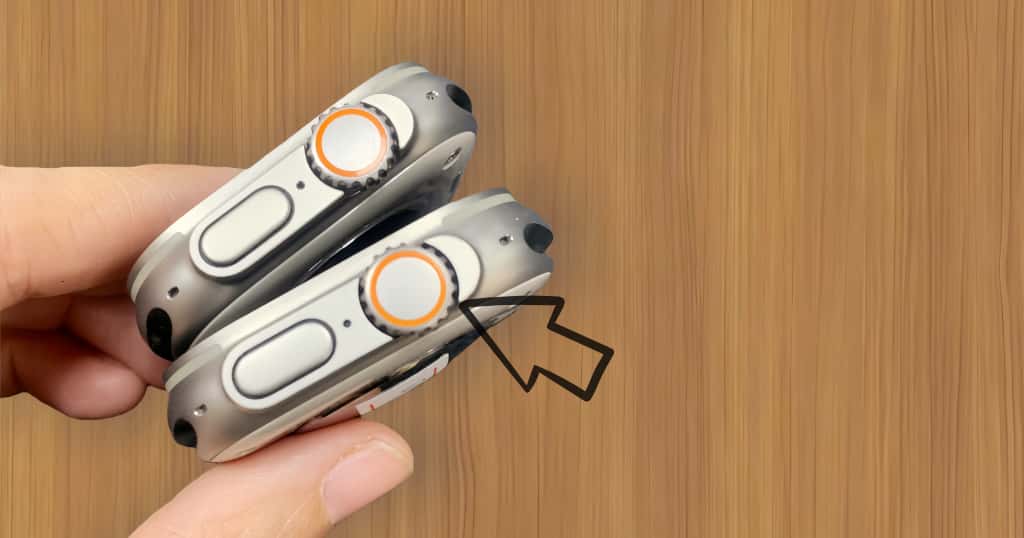 Dua Apple Watch ditampilkan dari kanan, dengan Digital Crown disorot