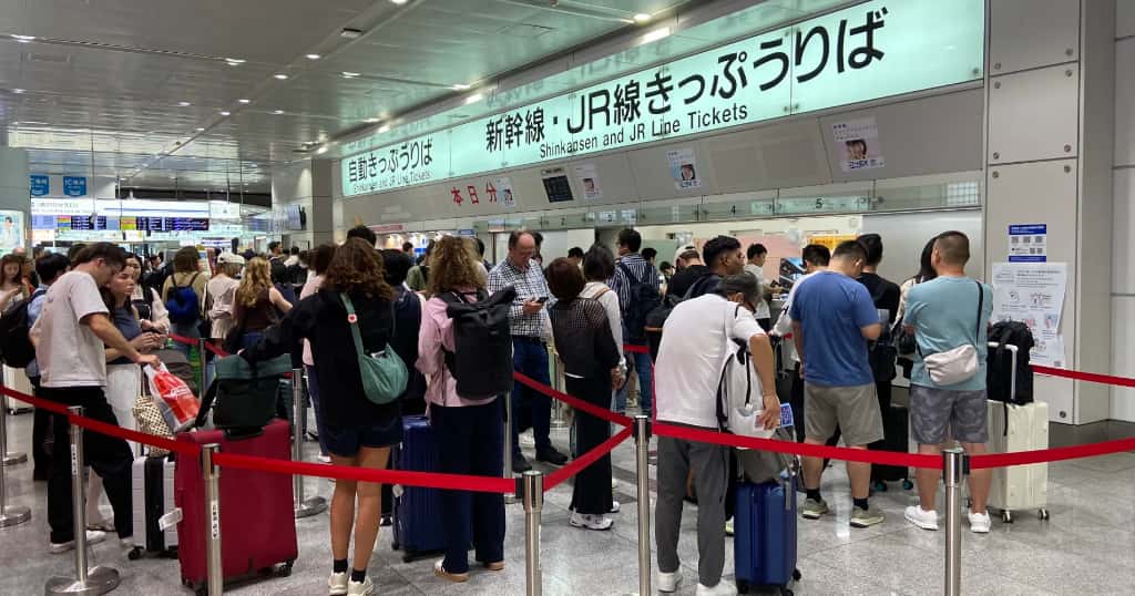新幹線きっぷうりばに並ぶ旅行客の行列