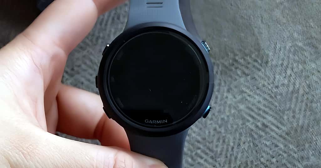 Sosteniendo un reloj Garmin, muestra cómo encontrar el reloj perfecto según las necesidades individuales