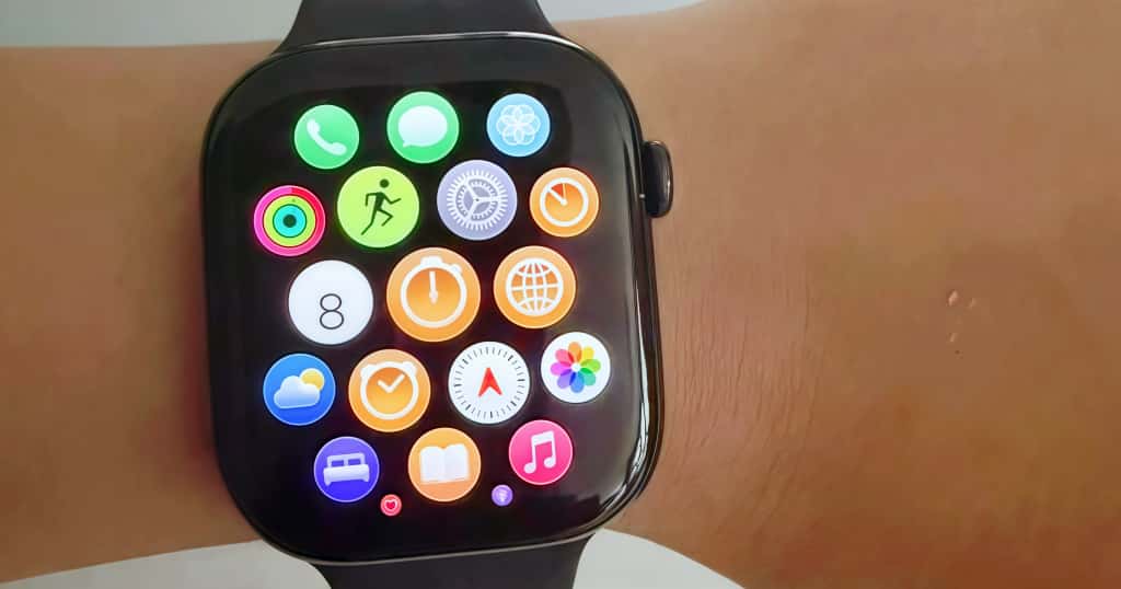 職場向けApple Watch活用ガイドのアプリ管理紹介で使用される画像で手首に装着されたApple Watchのアプリ一覧画面が表示されている写真