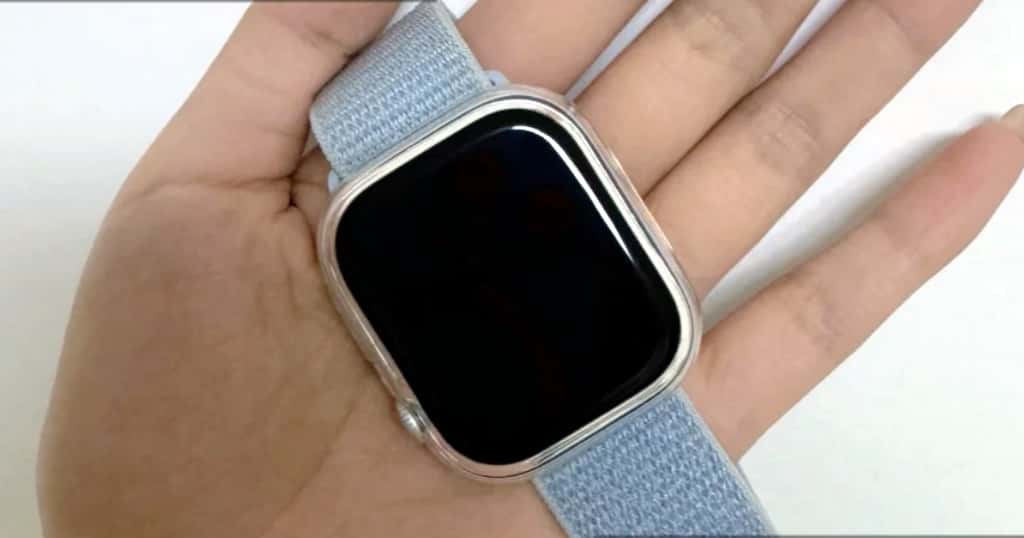 Apple Watchを手のひらに乗せると、画面とケースの状態がはっきりと分かります。スクリーンプロテクターは必要ですか?