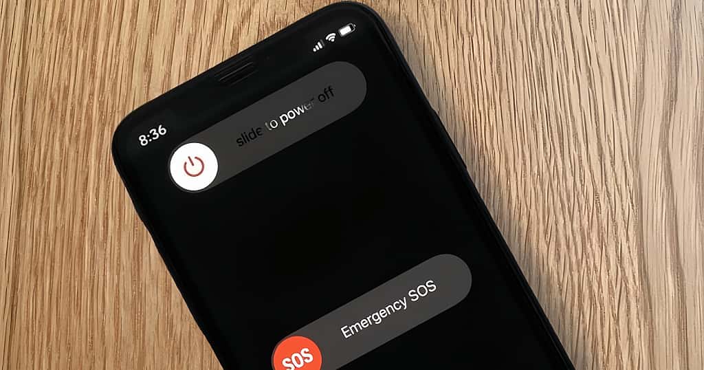 Layar iPhone menampilkan pesan geser untuk mematikan, yang menunjukkan langkah-langkah mudah untuk mematikan iPhone
