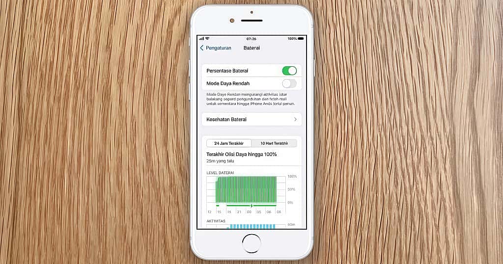 Layar iPhone yang memperlihatkan antarmuka pengaturan baterai, mengilustrasikan cara memahami fitur kinerja puncak iPhone