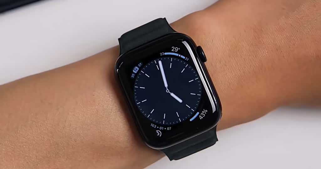 ブラックフライデースマートウォッチ選びの初購入成功の秘訣 手首に装着されたスマートウォッチのディスプレイ画像