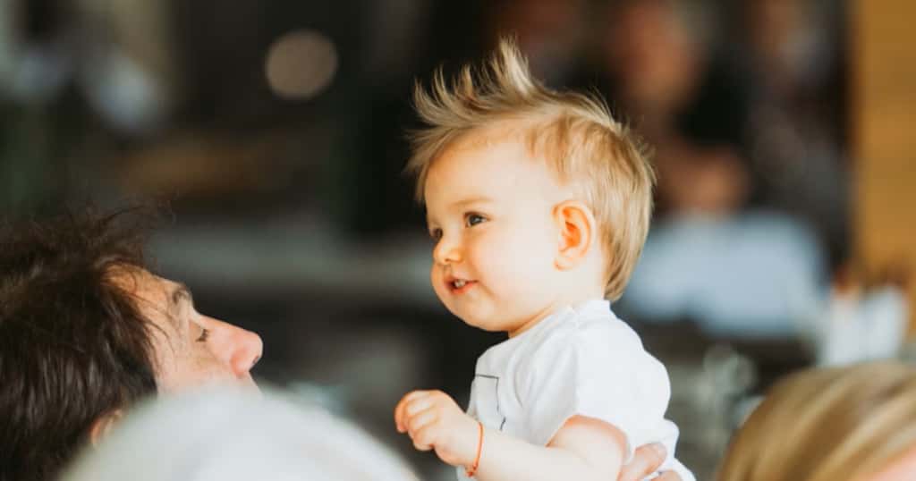 Eltern mit Baby bei einem Familientreffen