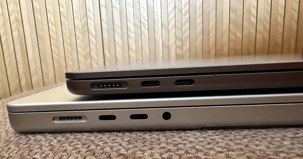 Dua MacBook ditumpuk bersama, membandingkan mobilitas dan portabilitas MacBook Air dan MacBook Pro