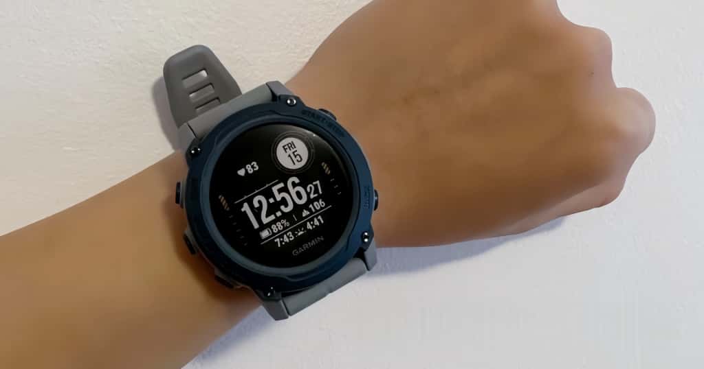 Sebuah tangan yang mengenakan jam tangan pintar Garmin dengan desain yang kokoh, menggambarkan desain dan bahan Garmin