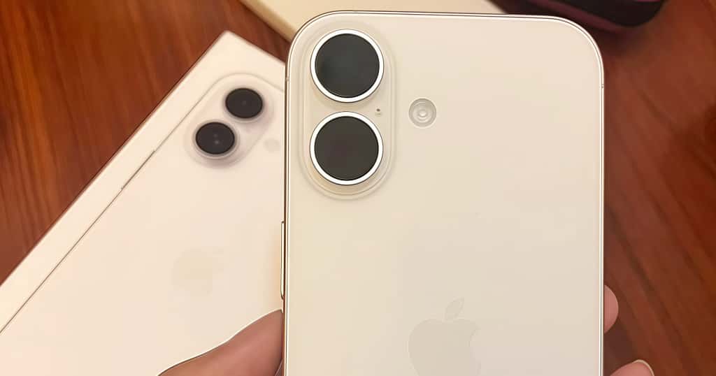 Perbandingan kamera iPhone 15 dan iPhone 17, menunjukkan desain dan kualitas lensa ganda pada iPhone 17