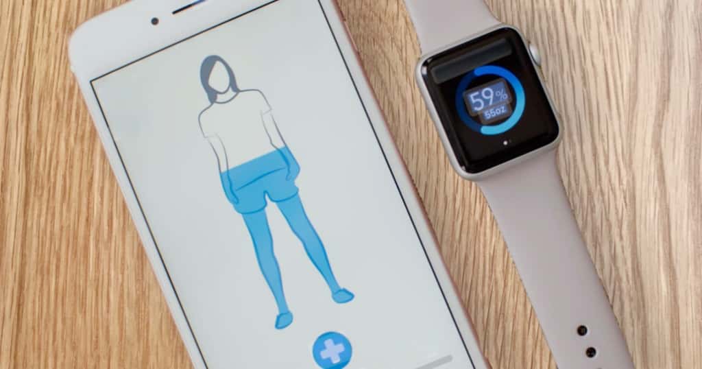 iPhone és Apple Watch, amelyen a Vízkövető alkalmazás látható, a hidratáltsági szintekkel és az emlékeztetők aktiválásához szükséges lépésekkel.jpg