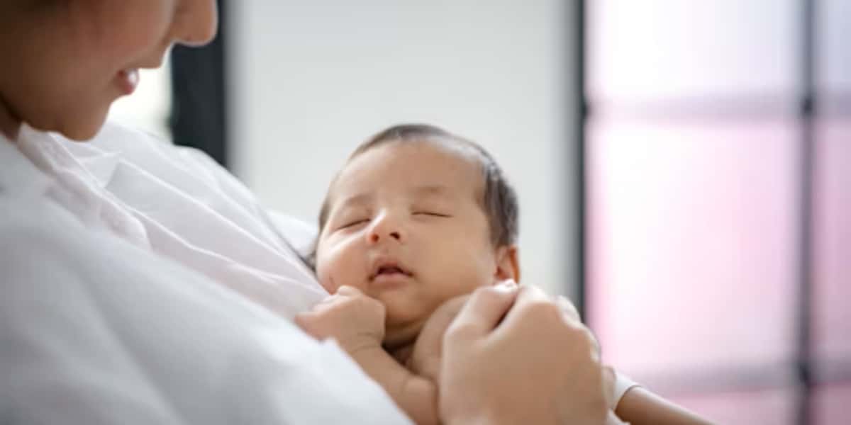 Eine Mutter hält ihr schlafendes Baby in einem ruhigen Moment