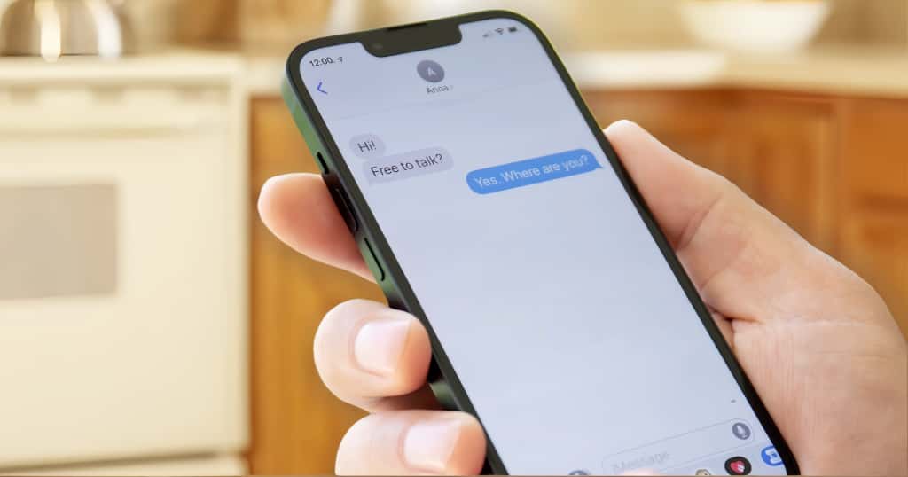 Un usuario está utilizando un iPhone y la pantalla muestra una conversación de iMessage, que explica cómo gestionar las comunicaciones utilizando opciones de mensajería avanzadas después de desactivar e