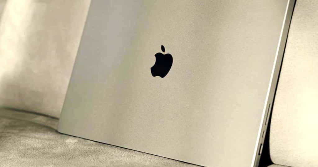 MacBook berwarna perak dengan logo Apple terlihat jelas di bagian belakang, menggambarkan apakah MacBook merupakan pilihan yang tepat bagi pengguna modern