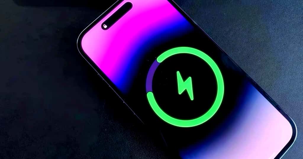 Layar iPhone menampilkan ikon pengisian daya berwarna hijau, menunjukkan cara mengoptimalkan kinerja secara efektif dan memperpanjang masa pakai baterai iPhone