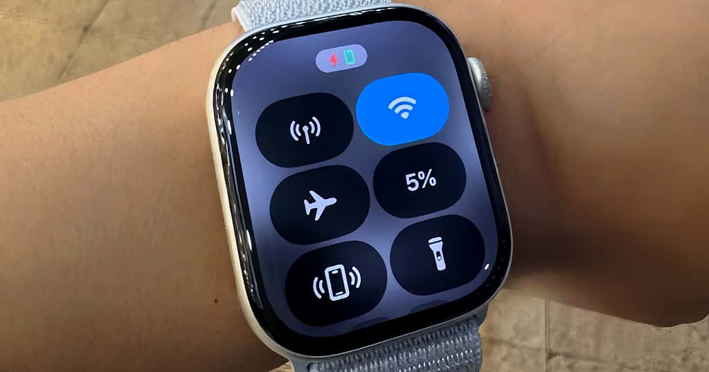 Versi Apple Watch Seluler menampilkan Pusat Kontrol, yang mencakup Wi-Fi, mode Pesawat, dan status baterai, yang menyoroti fitur konektivitasnya