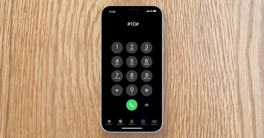 La pantalla del iPhone muestra el teclado de marcación y el código #10#, demostrando los pasos para desactivar el correo de voz en el iPhone