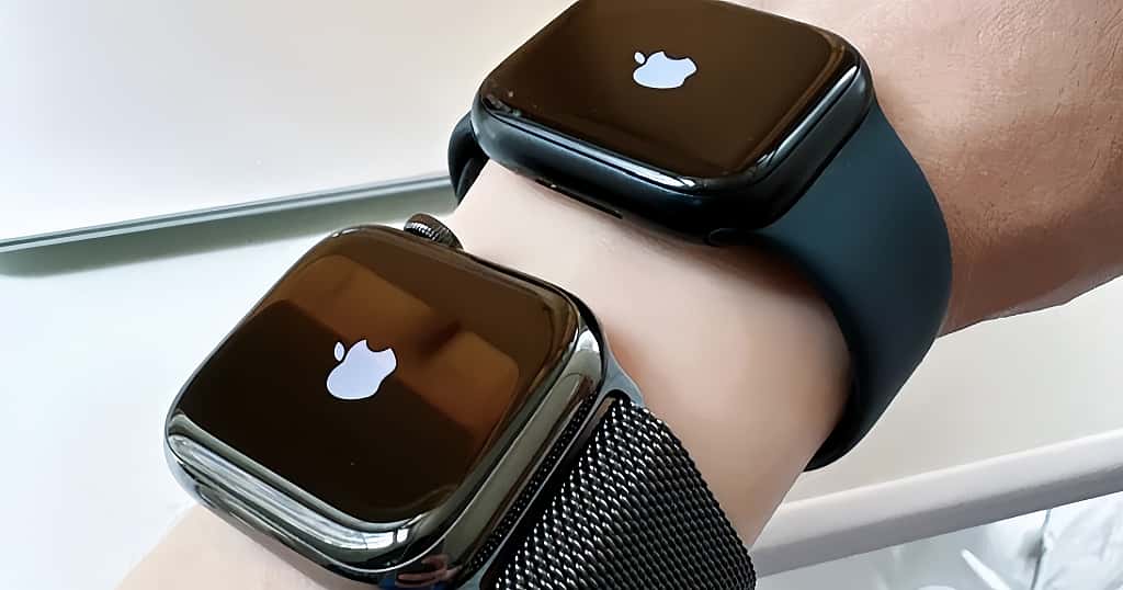 Dua Apple Watch yang dikenakan di pergelangan tangan, menunjukkan versi aluminium dan versi baja tahan karat sebagai perbandingan, digunakan untuk menggambarkan pemilihan Apple Watch yang tepat