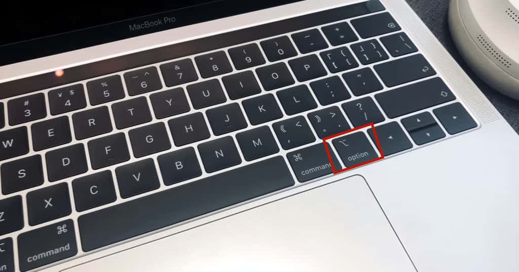 Primer plano del teclado de una MacBook Pro, con la tecla Alt junto a la tecla Comando marcada con un recuadro rojo. Esto muestra visualmente la ubicación e identificación de la tecla Alt en un tec
