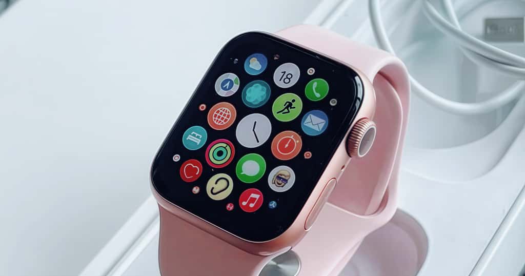 Apple Watch rosa mostrando la pantalla con aplicaciones — consejos prácticos para usar y gestionar mejor tus apps en Apple Watch