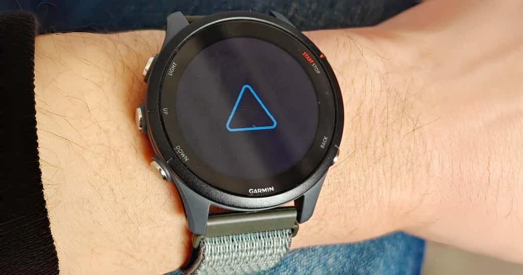 Garminスマートウォッチがエラー表示のまま起動しない様子を示す写真。電源が入らない場合の原因と対処方法を解説する記事の説明用画像