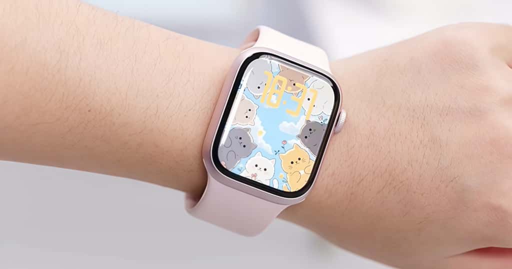 手首に装着したピンクのスマートウォッチに猫のデザイン画面が表示されている写真 スマートウォッチの静かな振動目覚ましの魅力を説明する章の挿絵
