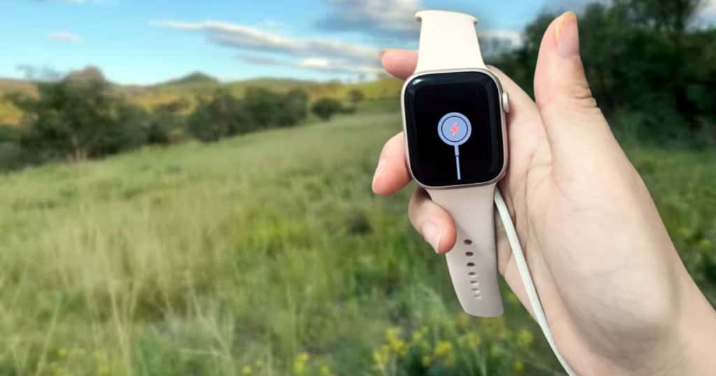 Apple Watch gyorstöltés a szabadban – okosóra töltés közben, nappali fényben