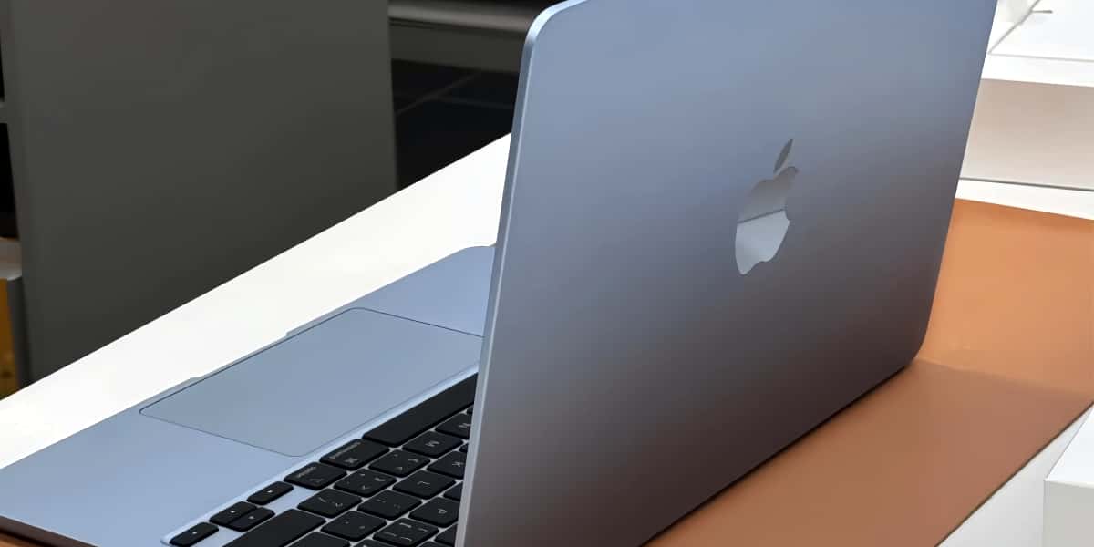 Un MacBook Air colocado sobre un escritorio moderno para ilustrar qué hacer cuando el MacBook Air tiene poco espacio de almacenamiento