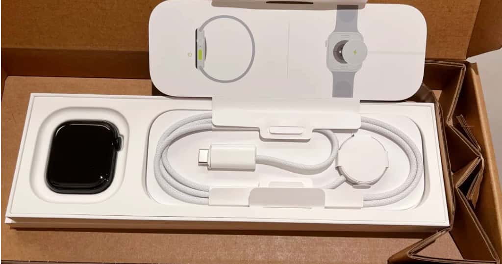Kotak dan isi Apple Watch Series 11 saat dibuka