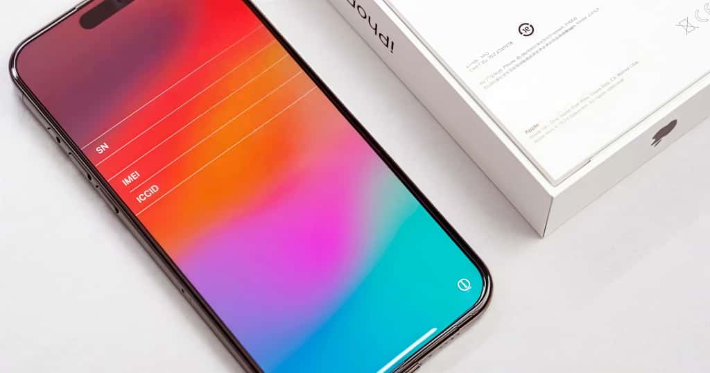 Nomor seri, IMEI dan ICCID pada layar iPhone dengan kotak asli di sebelahnya, menggambarkan keamanan dan keabsahan kode ZPA iPhone