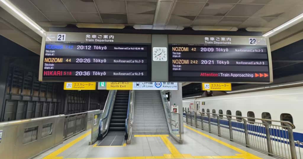 新幹線ホームの発車案内表示