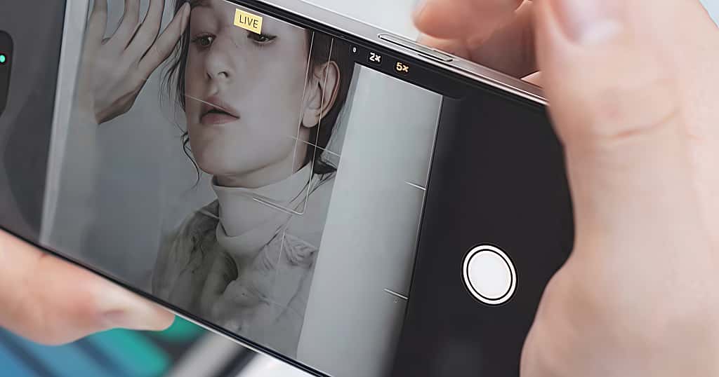Seorang pengguna memotret potret wajah dengan iPhone menggunakan mode Live, menampilkan kemampuan sensor besar iPhone dalam menangkap detail dan warna secara akurat