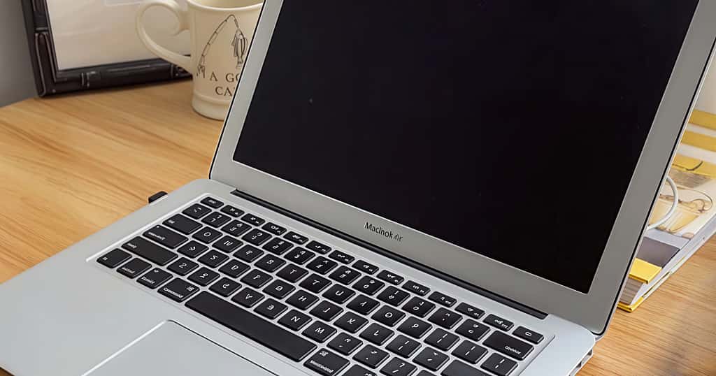 Un MacBook Air descansa sobre una mesa de madera, utilizado para demostrar el modelo que elegí para este artículo y cómo ha cambiado mi forma de trabajar y estudiar