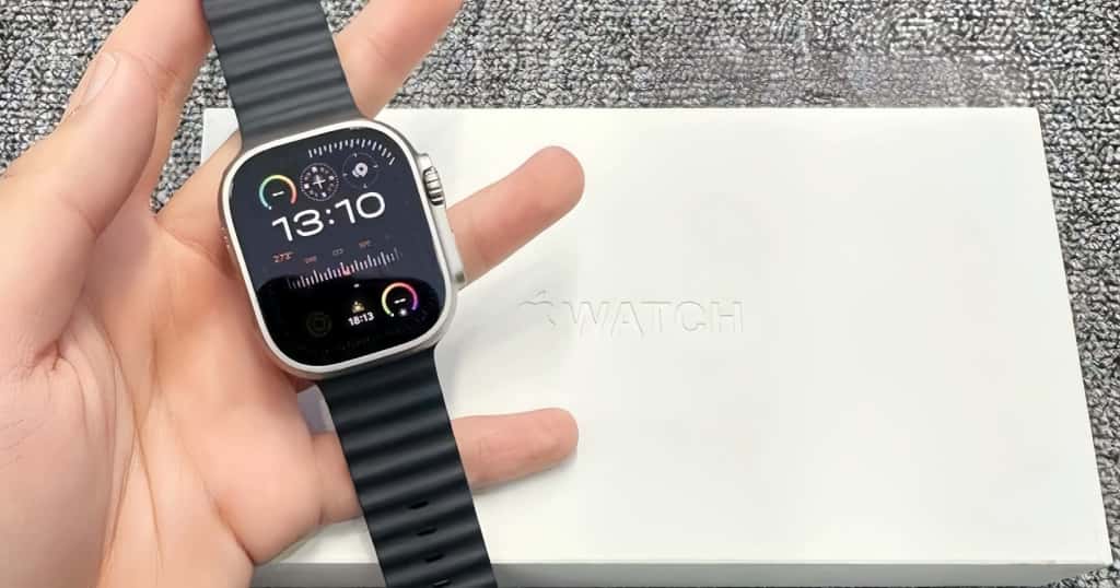 Un usuario sostiene un Apple Watch Ultra 3 en la caja, mostrando su diseño premium y su brillante pantalla. Ideal para quienes buscan durabilidad y rendimiento